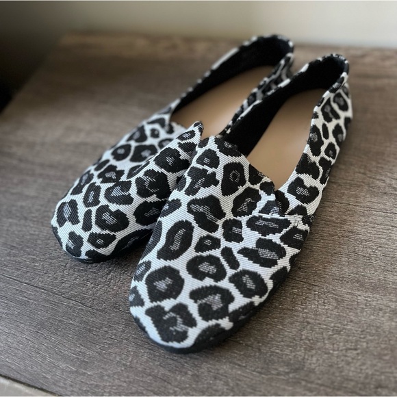 Something Navy Animal Print Comfy flats (Size 8.5) - Picture 2 of 11